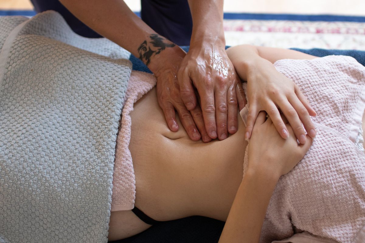 Fasciathérapeute Nicolas Luc Levé en train de préparer une session de massage Chi Nei Tsang.