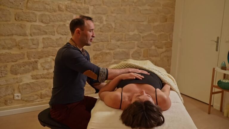 Nicolas Luc Levé pose les mains sur le haut du ventre d'une personne allongée, un toucher lent pour apaiser un ventre noué